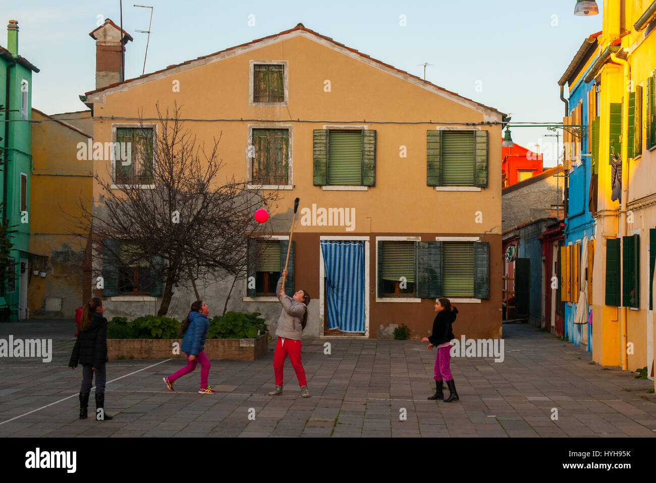 Enfants jouant dans l'île de Burano, Venise, Italie. Banque D'Images