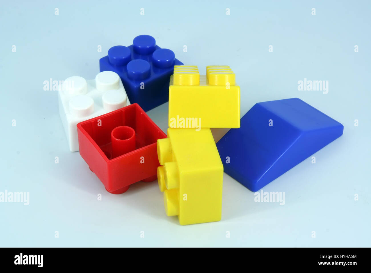 Les jouets pour enfants. Enfants Jouets cube. Les cubes colorés Photo Stock  - Alamy