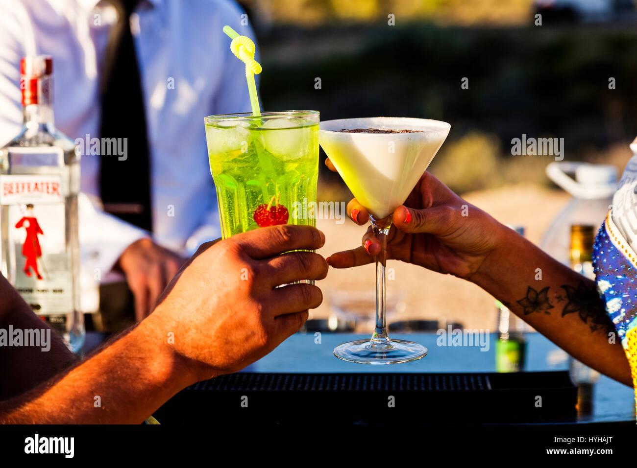 Des cocktails au bar de l'extérieur au coucher du soleil dans le soleil chaud Banque D'Images