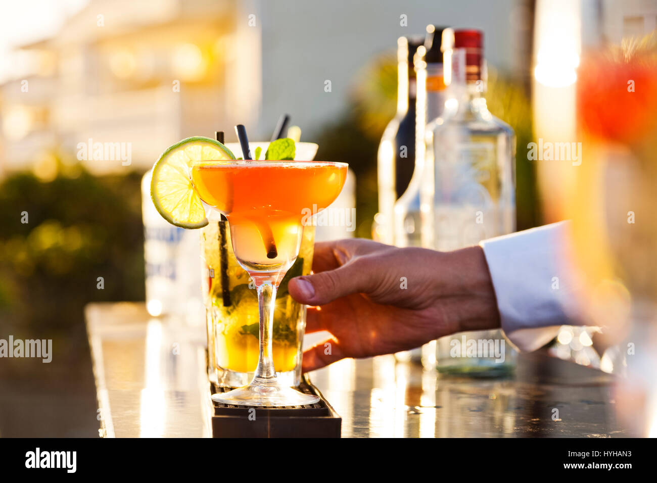 Des cocktails au bar de l'extérieur au coucher du soleil dans le soleil chaud Banque D'Images
