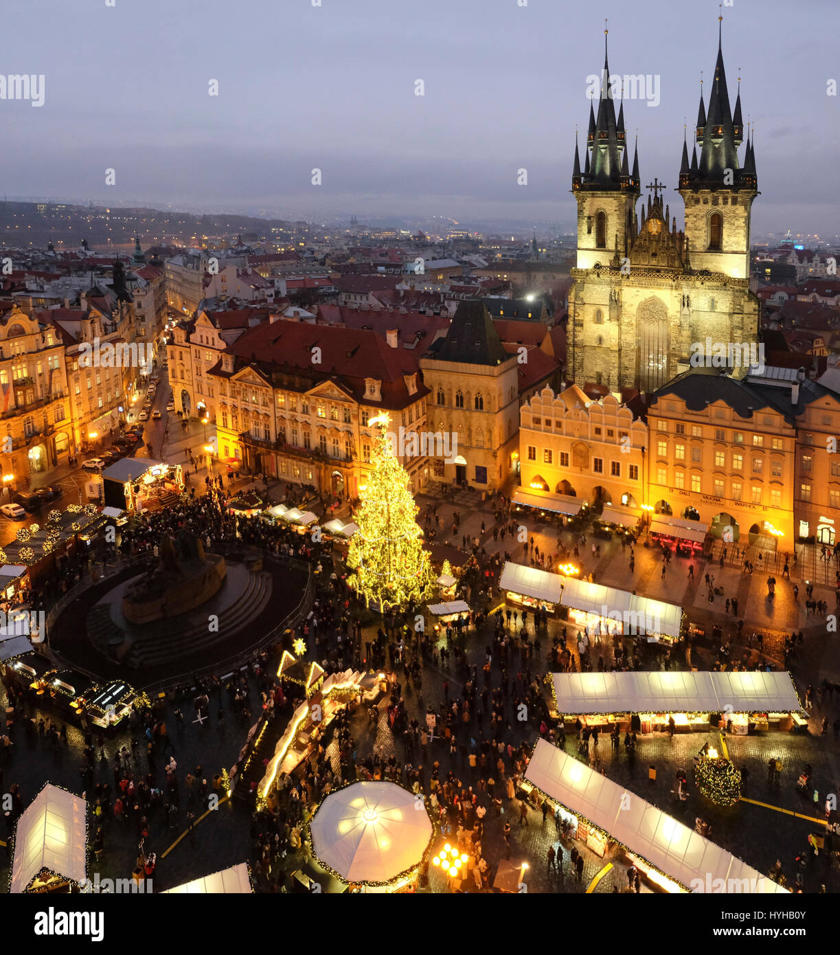 PRAGUE, RÉPUBLIQUE TCHÈQUE - le 12 décembre 2016. Place de la vieille ville à Prague durant les vacances de Noël avec l'arbre et de Sainte Marie de l'église de Tyn dans le backg Banque D'Images