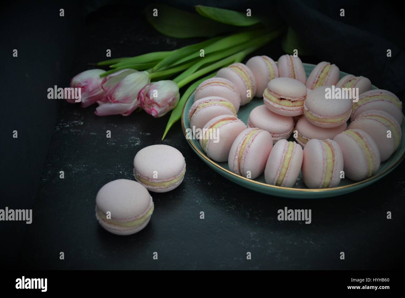 Macarons français avec le caramel et framboises Buttercream Suisse Banque D'Images