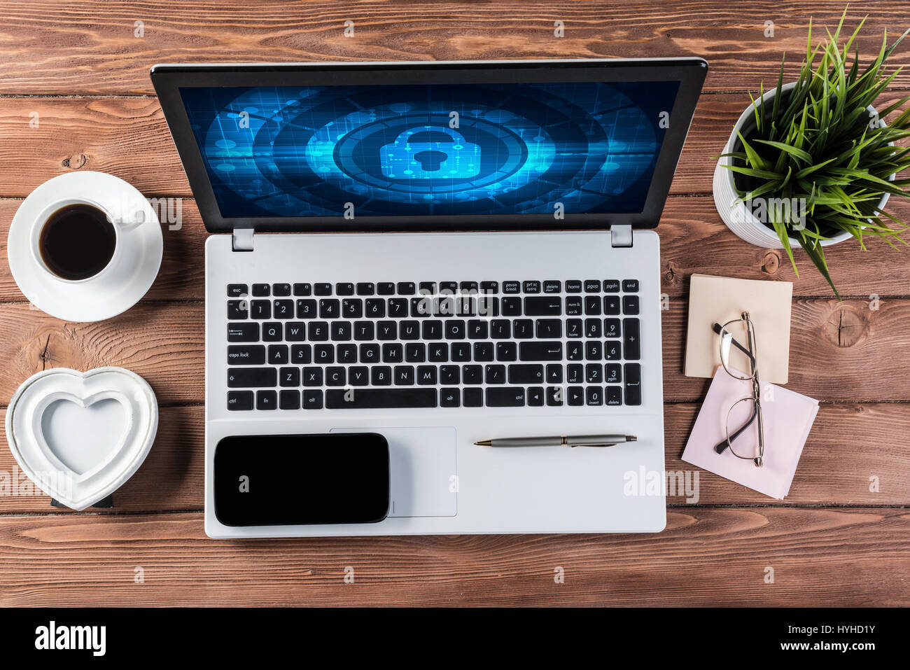 La sécurité et la technologie Web concept avec ordinateur portable sur une table en bois Banque D'Images