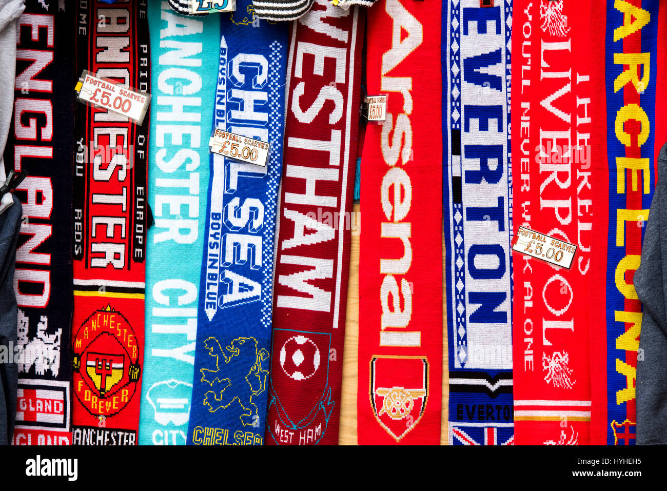 Les écharpes de football en vente sur un étal de marché à Londres Photo  Stock - Alamy