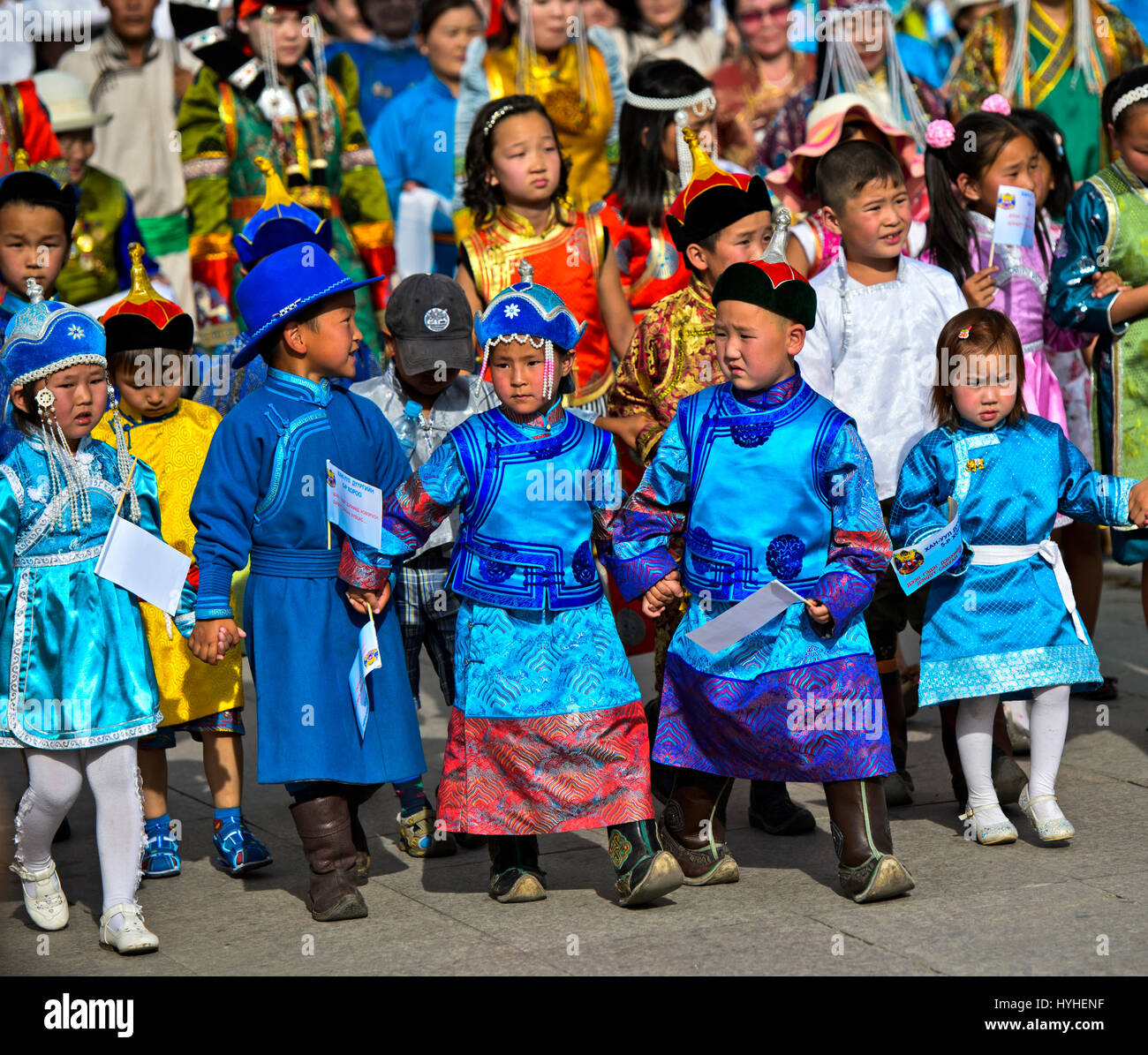 Les enfants en costumes traditionnels deel de la procession de la Mongolian Costume National Festival, Ulaanbaatar, Mongolie Banque D'Images