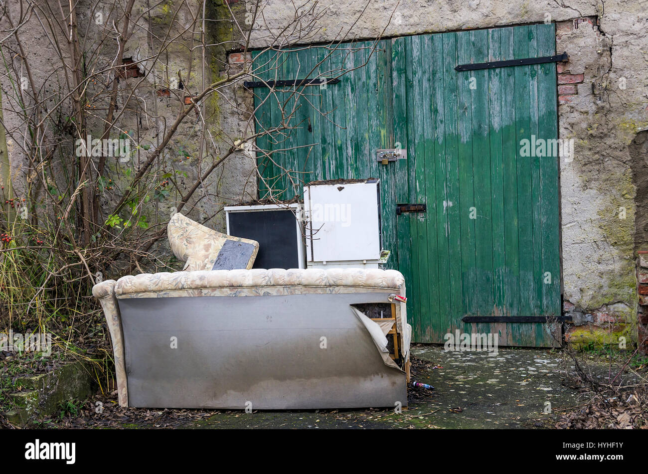 Ancien garage avec porte déchets encombrants Idyll. Banque D'Images