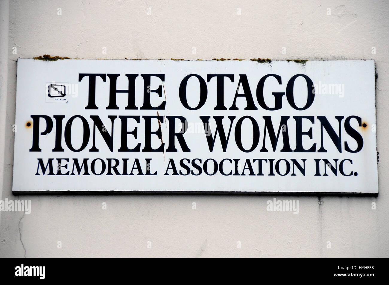 Enamal plaque sur l'avant de l'édifice commémoratif des femmes d'Otago à Dunedin, Oatgo sur l'île Sud de la Nouvelle-Zélande. Banque D'Images