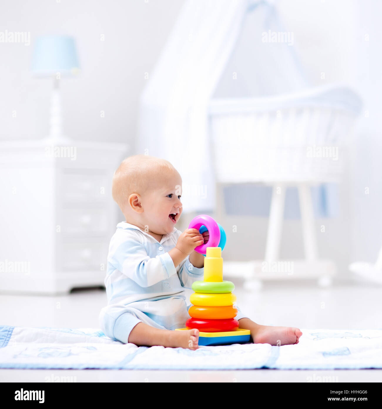 Mignon Bebe Jouant Avec Arc En Ciel Colores Pyramide Jouet Assis Sur Tapis De Jeu Dans La Chambre A Coucher De Soleil Blanc Les Jouets Pour Petits Enfants Interieur Pour Petit Garcon De Bebe Mignon Bebe Jouant Avec Arc En Ciel Colores Pyramide Jouet Assis Sur Tapis De Jeu Dans La Chambre A Coucher De Soleil Blanc Les Jouets Pour Petits Enfants Interieur Pour Petit Garcon De Bebe