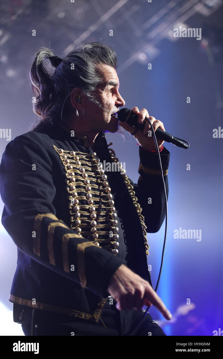 Padoue Padoue, PD, Italie - 29 mars 2017 : Piero Pelu le chanteur de Litfiba un groupe de rock italien sur la scène pendant le concert live à Padoue en Ita Banque D'Images