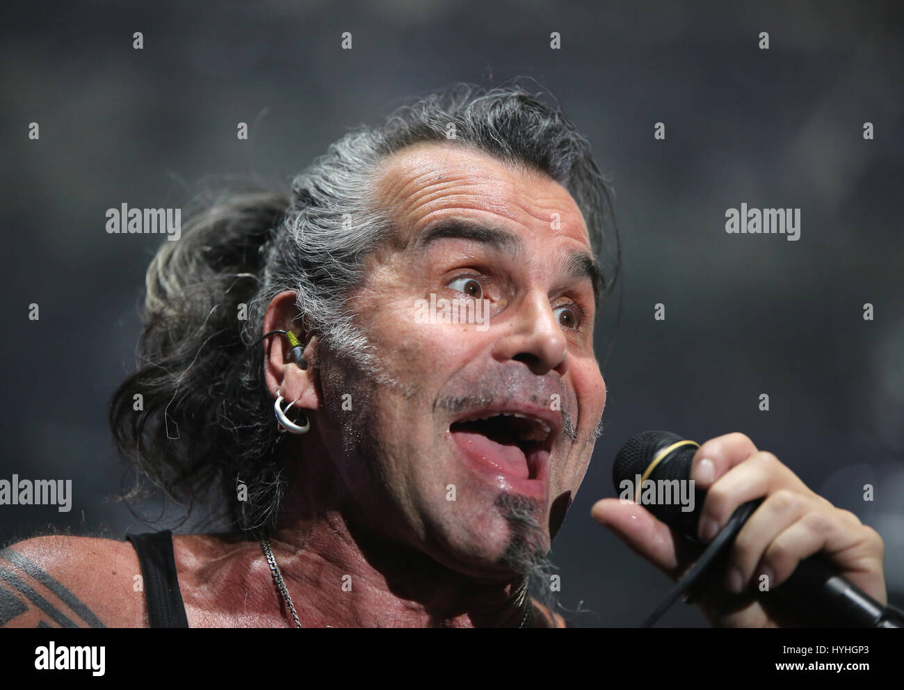 Padoue Padoue, PD, Italie - 29 mars 2017 : Piero Pelu le chanteur de Litfiba un groupe de rock italien sur la scène pendant le concert live à Padoue en Ita Banque D'Images