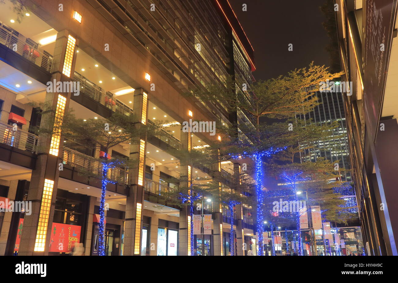 Personnes visitent Xinyi Nouvelle Vie Square à Taipei à Taiwan. Xinyi Nouvelle Vie Square est situé au centre du quartier commerçant de Xinyi. Banque D'Images
