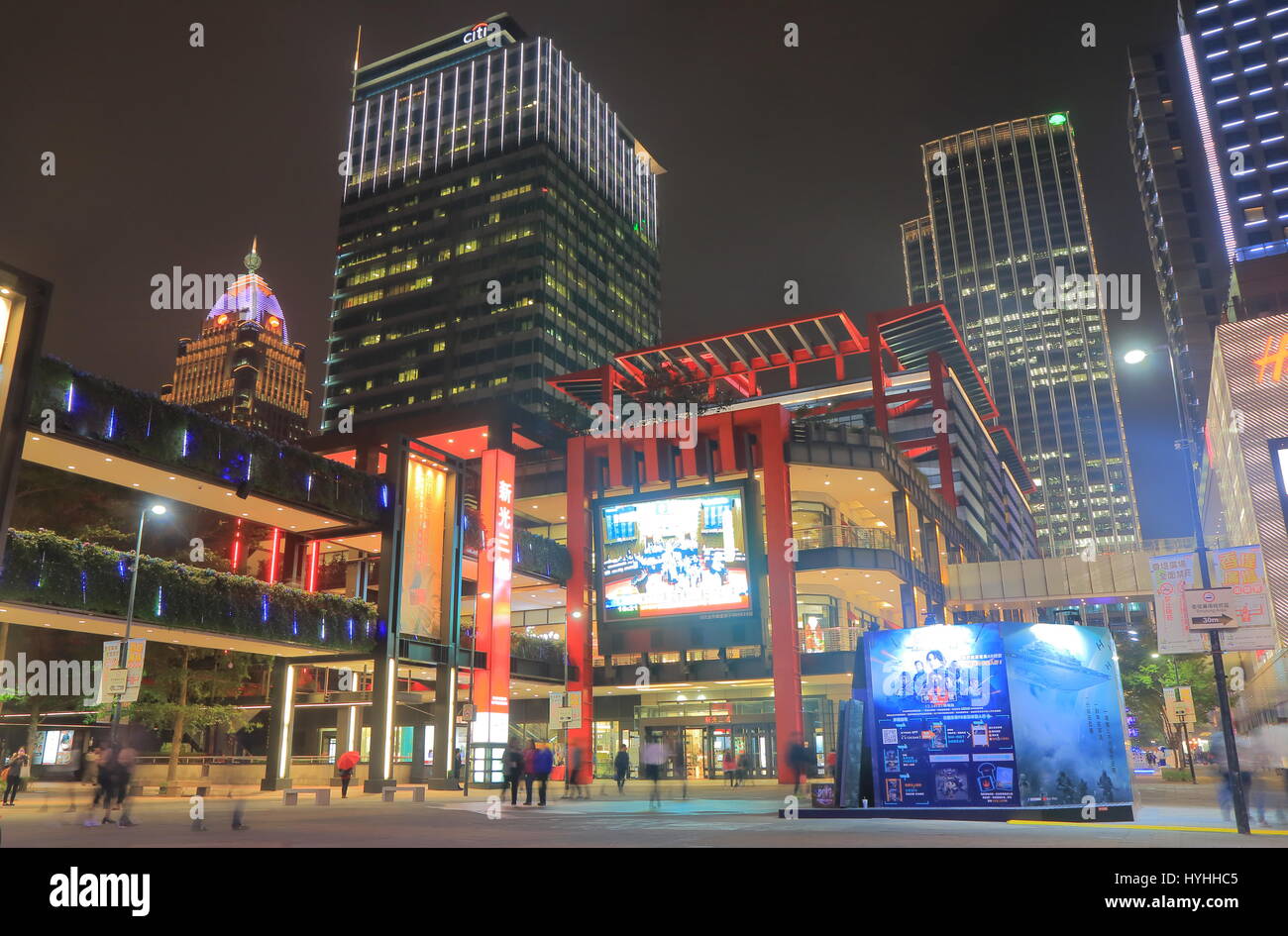 Personnes visitent Xinyi Nouvelle Vie Square à Taipei à Taiwan. Xinyi Nouvelle Vie Square est situé au centre du quartier commerçant de Xinyi. Banque D'Images