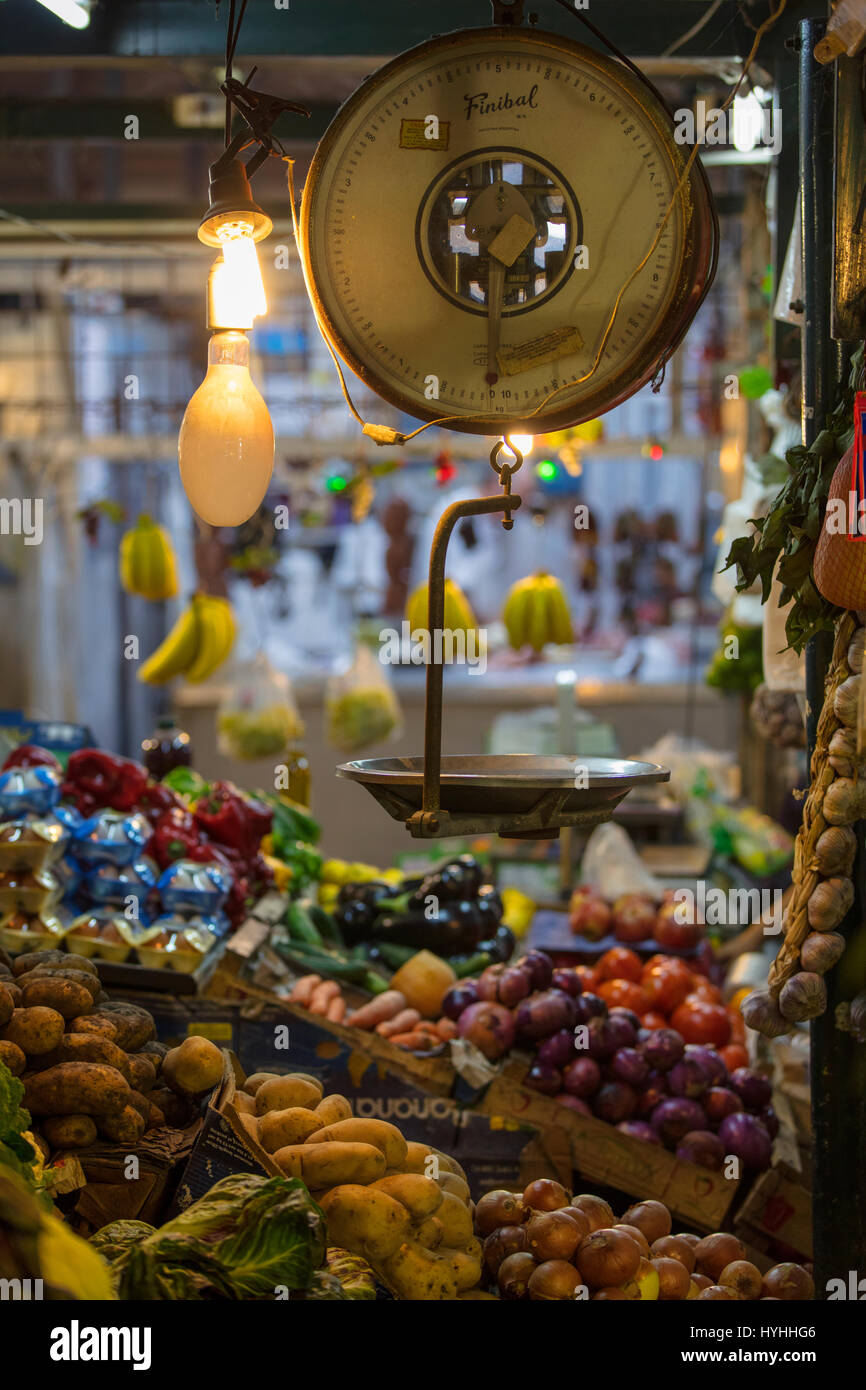 Un stand de fruits à l'intérieur de l'ancien marché de San Telmo. Buenos Aires, Argentine. Banque D'Images