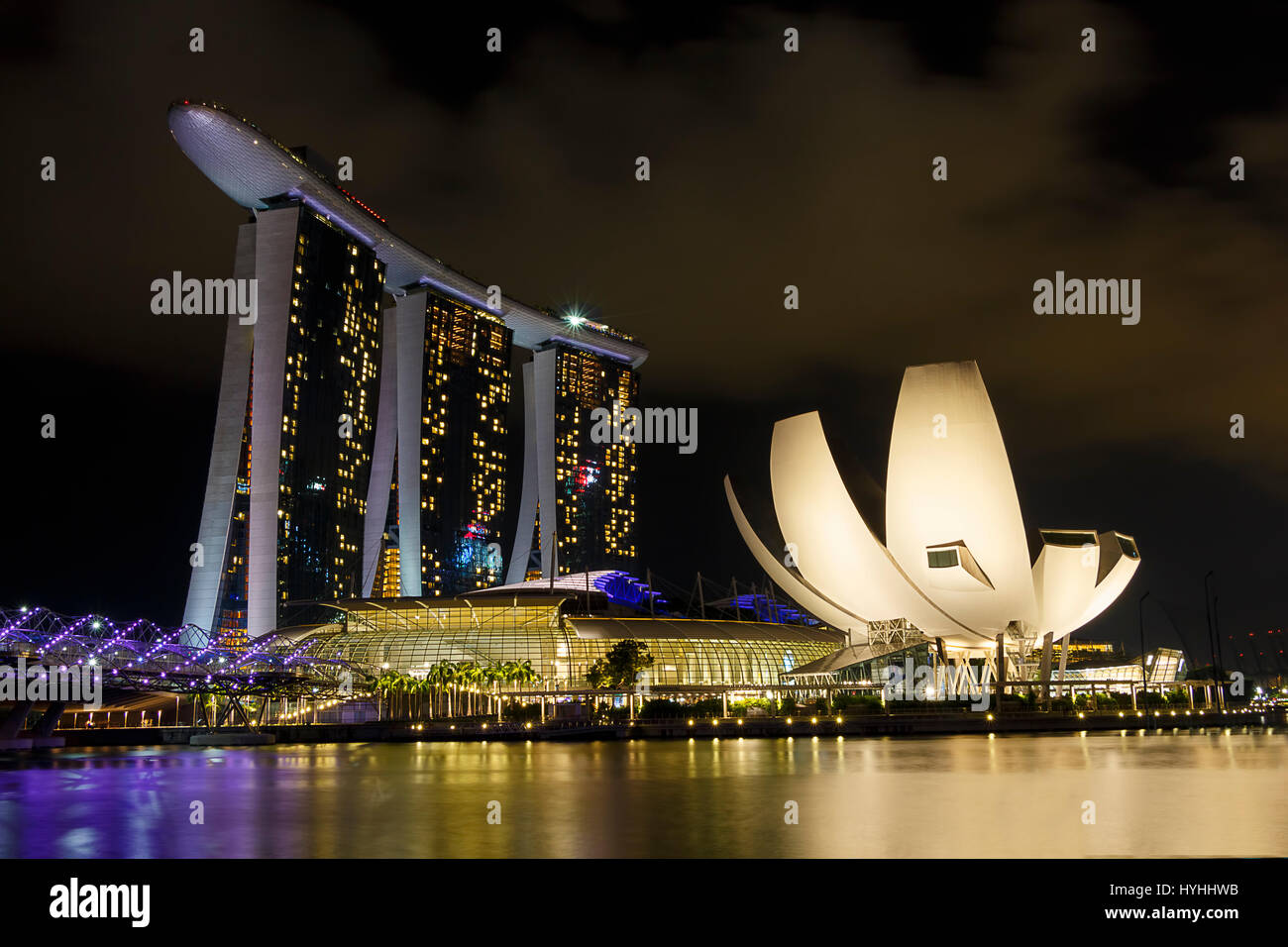 Nuit temps a de la célèbre Marina Bay Sands Hotel et le musée Artscience Banque D'Images