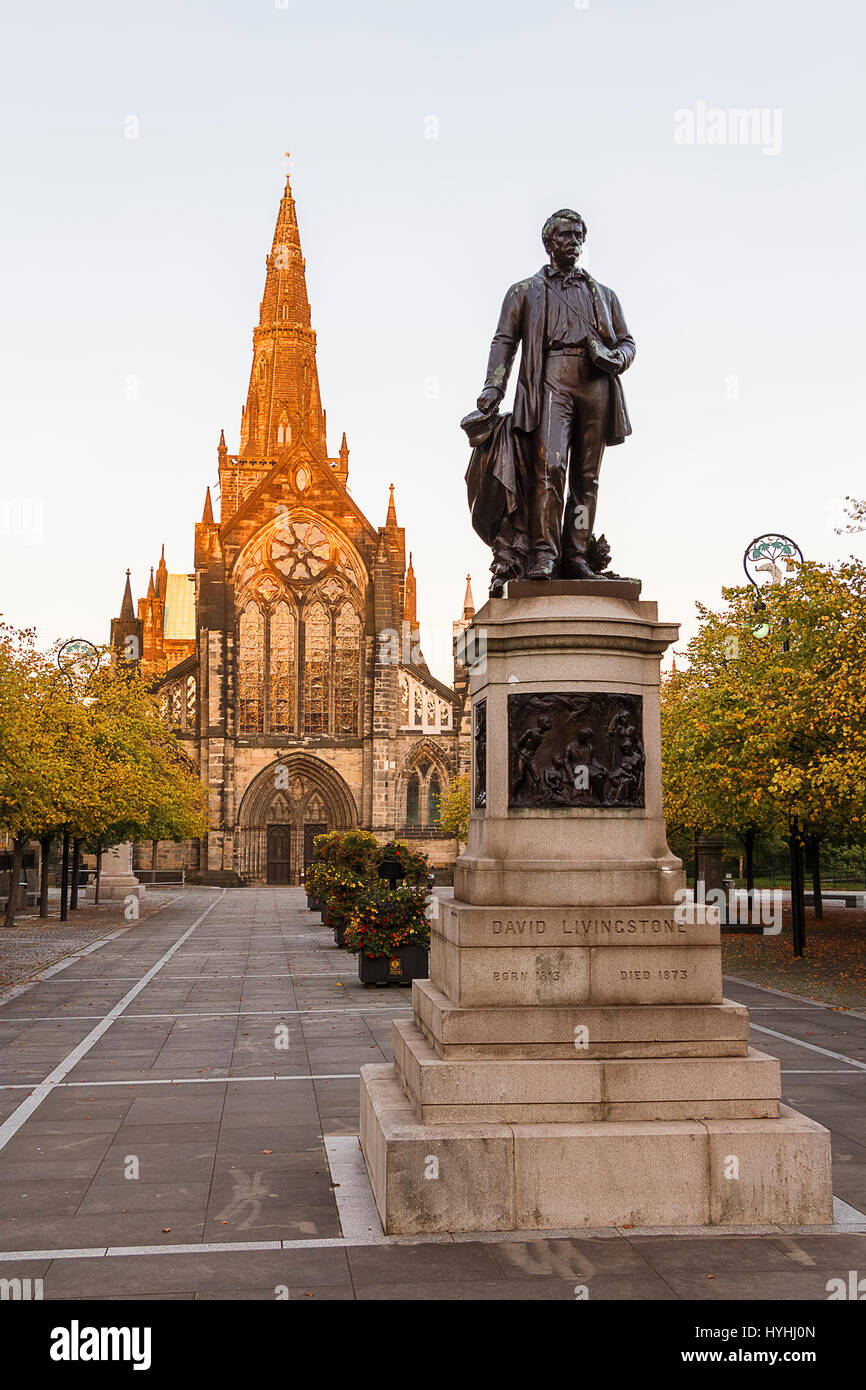 La statue de David Livingstone de l'air, avec la cathédrale de Glasgow dans l'arrière-plan Banque D'Images