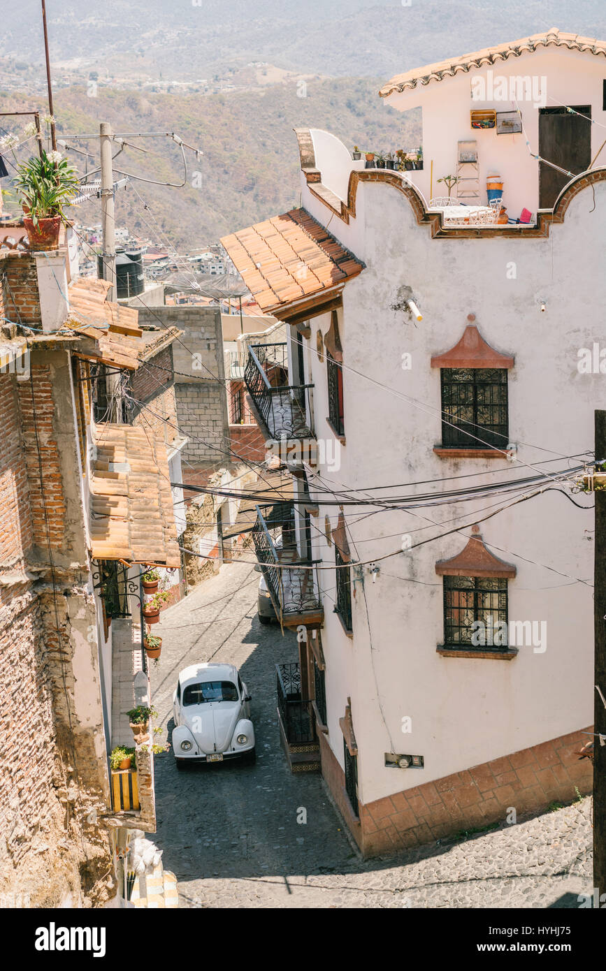 Bug Volkswagen roulant les rues sinueuses de la vieille ville de Taxco, Mexique. Banque D'Images