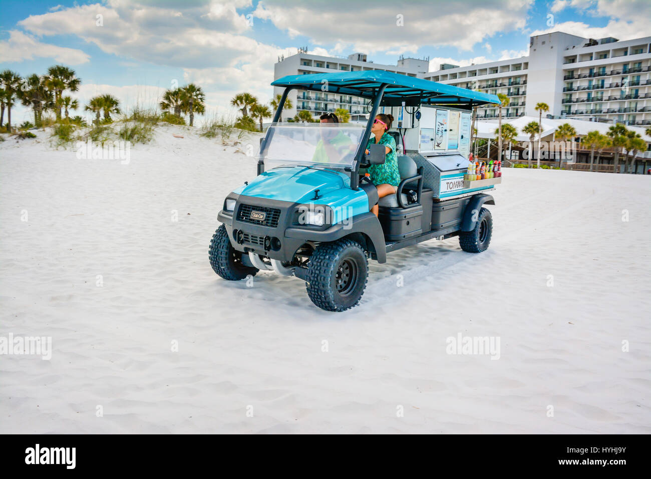 Un employé de l'hôtel Hilton durs l'aimé Tommy's Tiki Bar beach buggie, un véhicule mobile ranger avec de la nourriture et des boissons pour les amateurs de divertissements et Banque D'Images