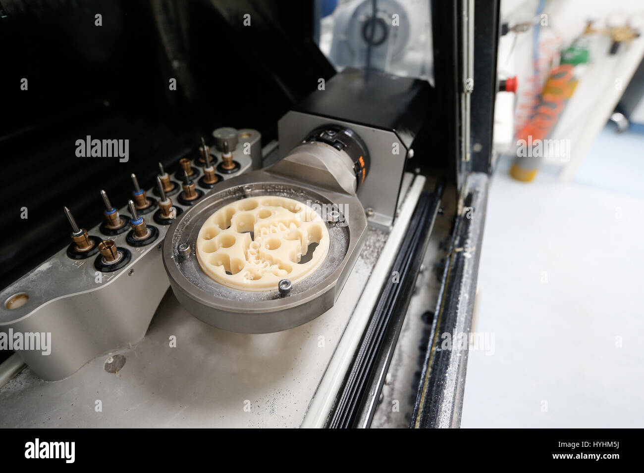 CAD/CAM machines dentaires dans un laboratoire dentaire moderne, avec disque pour couronnes et prothèses de la mouture. Art dentaire, prothèse, prostodontics denti Banque D'Images