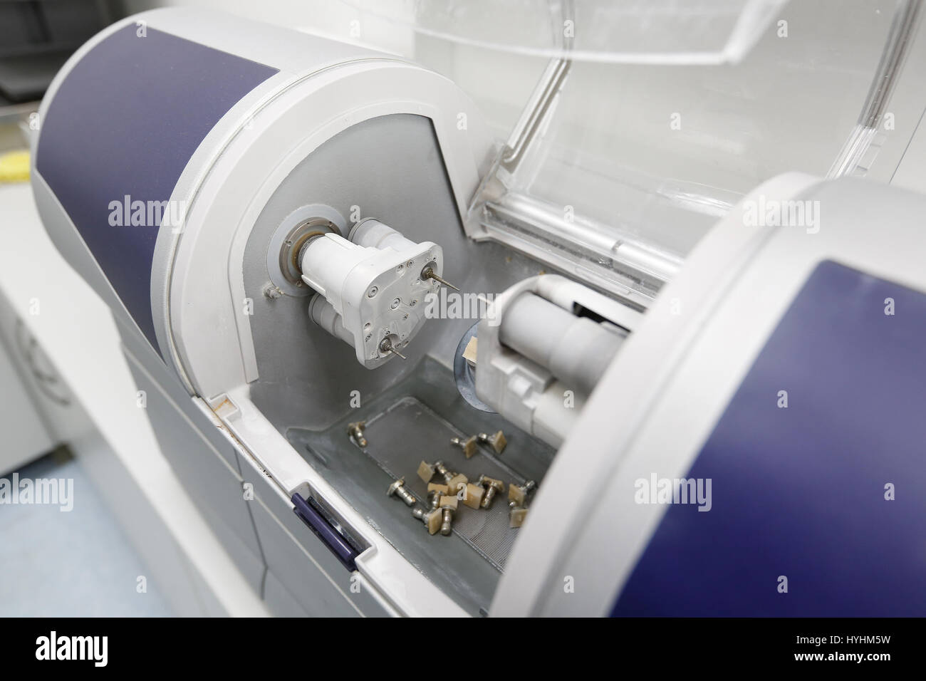 CAD/CAM dental machine assistée par ordinateur dans un laboratoire de prothèse dentaire moderne et les couronnes de la mouture. La dentisterie, prostodontics, une prothèse Banque D'Images