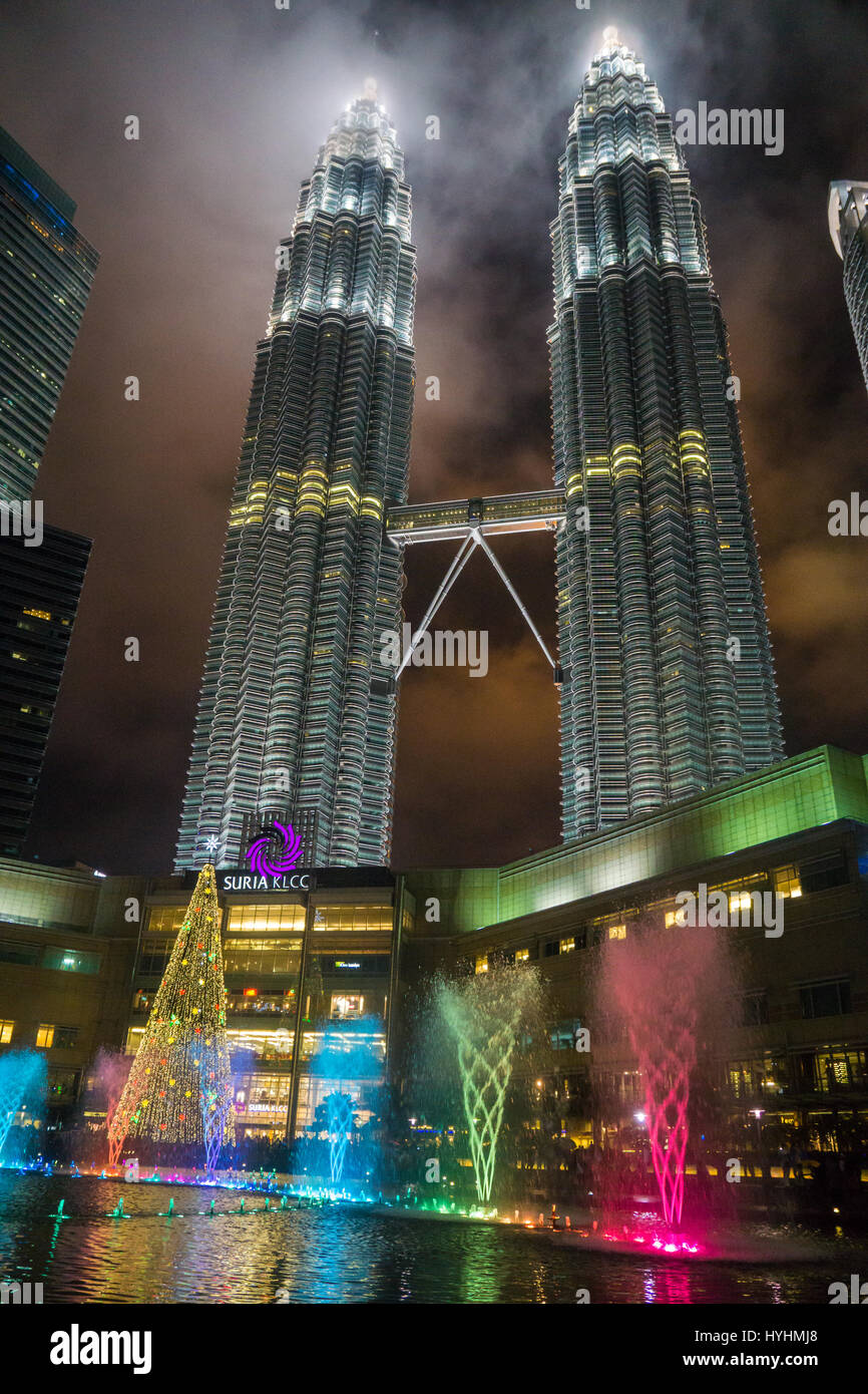 Les Tours Petronas et les fontaines de nuit durant les fêtes de Noël Banque D'Images