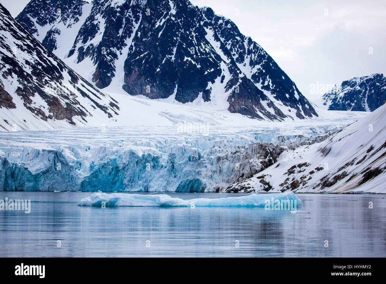 Wagonwaybreen, un glacier de sortie débouchant dans Magdalenefjorden, une de 8 km de long, 5km de large fjord sur la côte ouest du Spitzberg, dans l'Arctique Bartos Banque D'Images