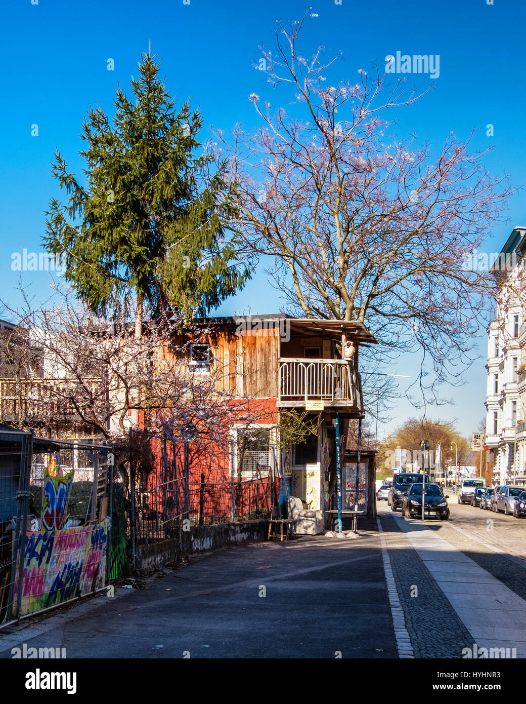 Berlin, Kreuzberg.Baumhaus an der Mauer Garten,Tree-House au mur. Maison & jardin légumes construit à partir de matériaux recyclés, régénérés par Osman Kalin Banque D'Images