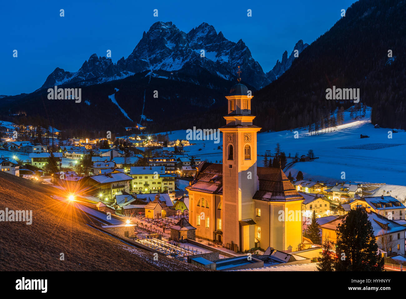 Vue d'hiver au crépuscule de Sesto, l'Alto Adige - Tyrol du Sud, Italie Banque D'Images