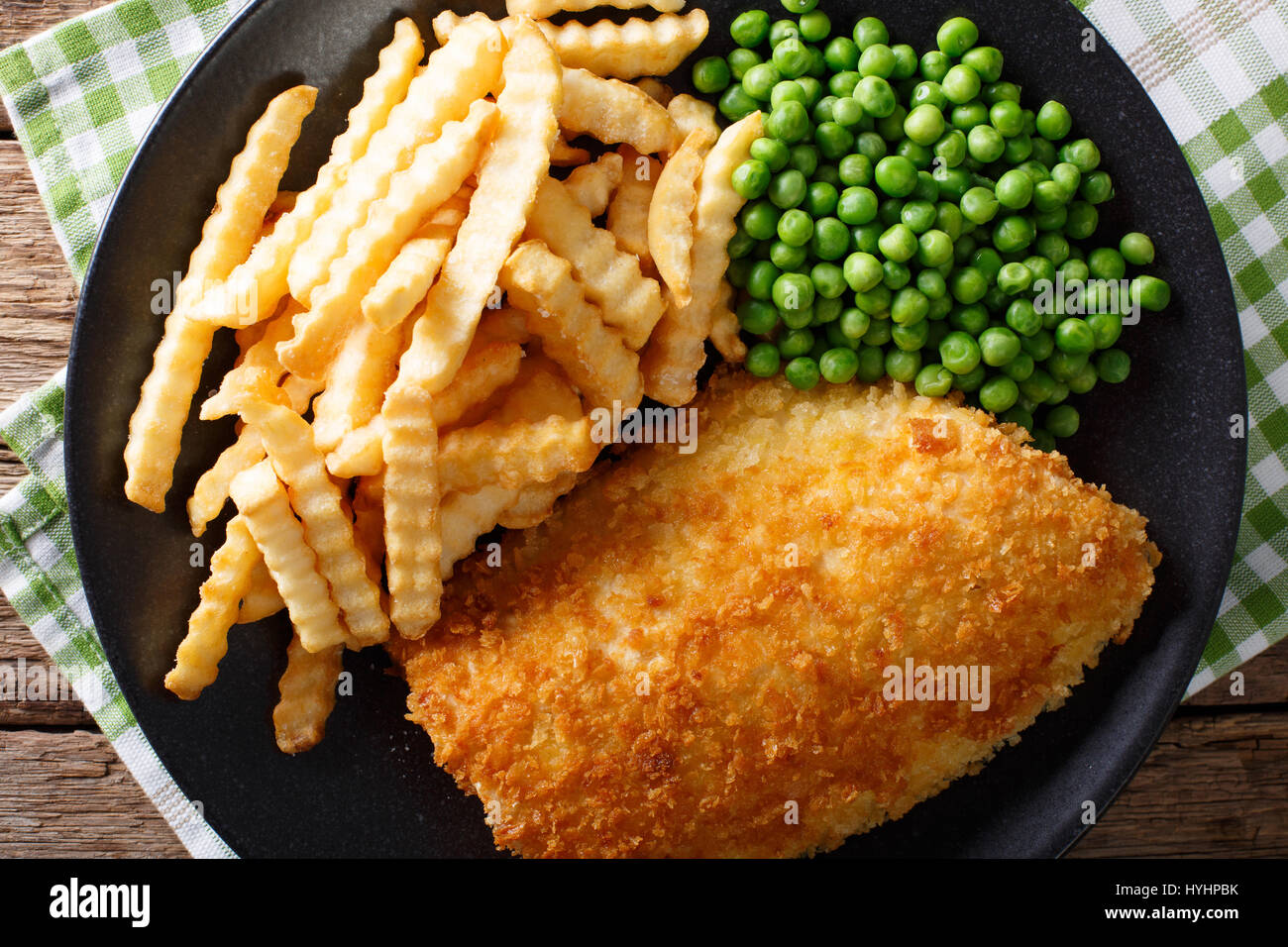 La morue délicieux fish and chips avec pois gros plan sur une assiette sur la table. Vue du dessus horizontale Banque D'Images