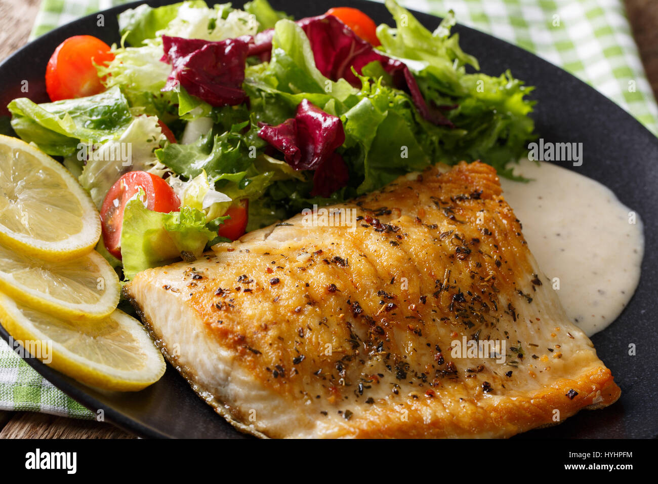 Filet de poisson grillé savoureux omble arctique et des légumes frais sur  une plaque horizontale Photo Stock - Alamy