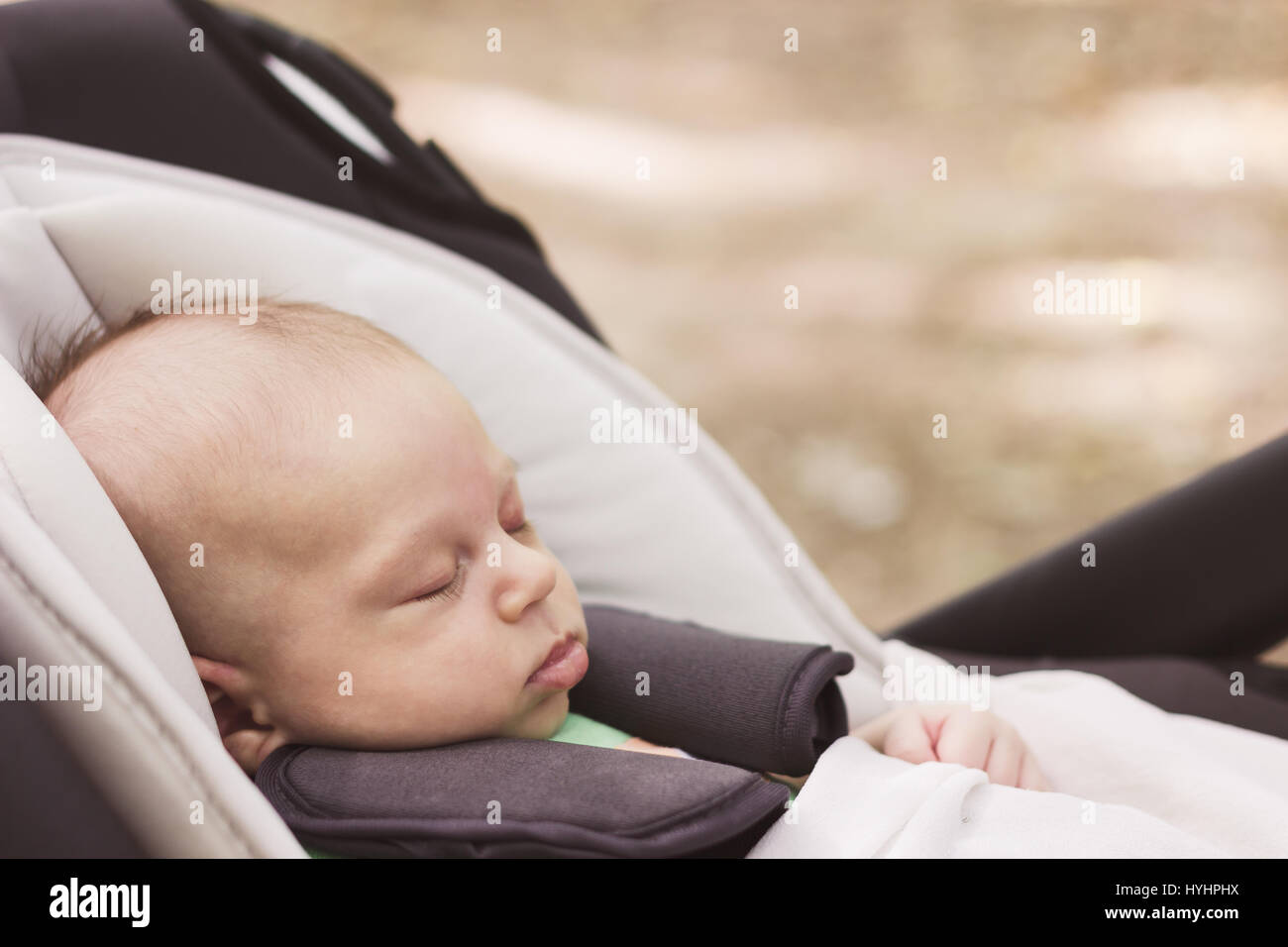 Bebe Garcon Attache Avec La Ceinture De Securite Est En Train De Dormir Paisiblement Dans La Voiture Sur Le Siege Arriere Plan Flou Brown De L Image Avec La Tonalite Photo Stock Alamy