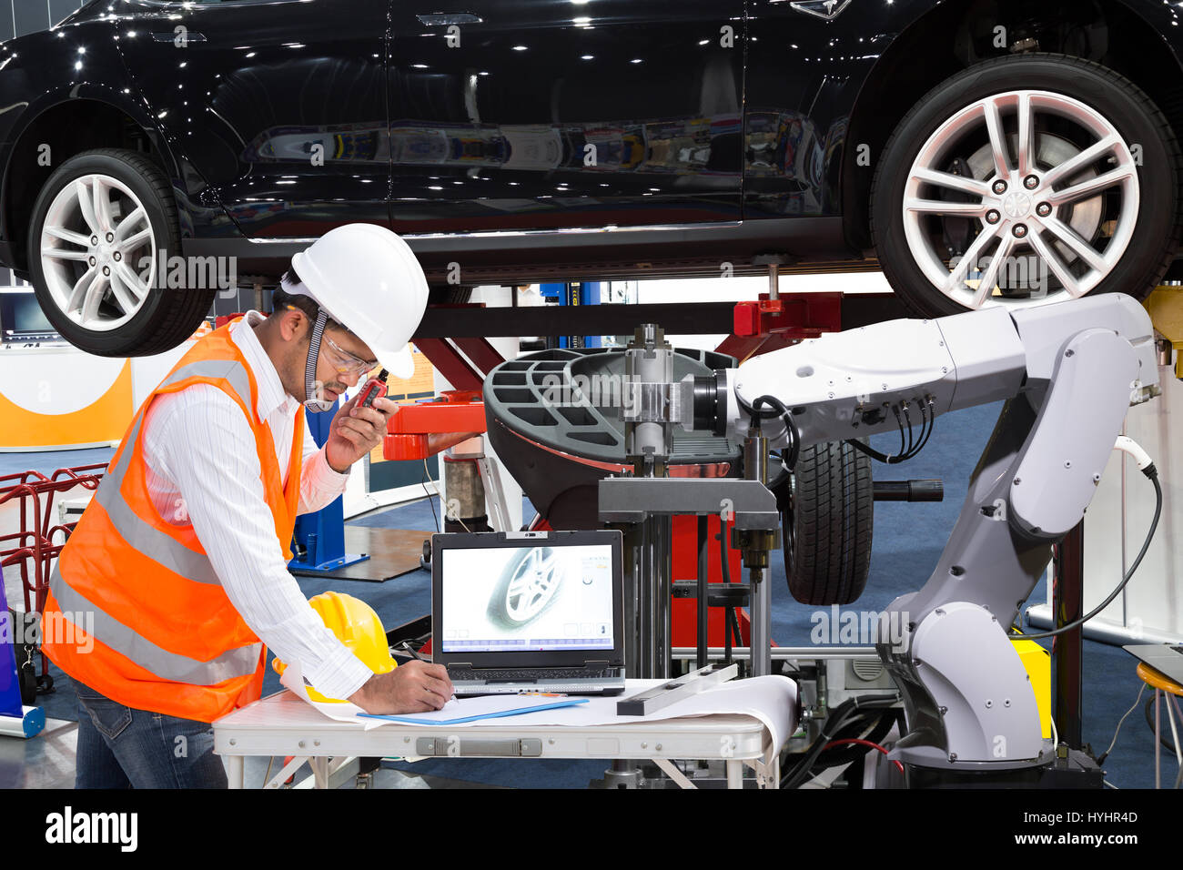 Ingénieur automobile avec l'aide d'inspecter robotique, l'industrie automobile moderne concept 4.0 Banque D'Images