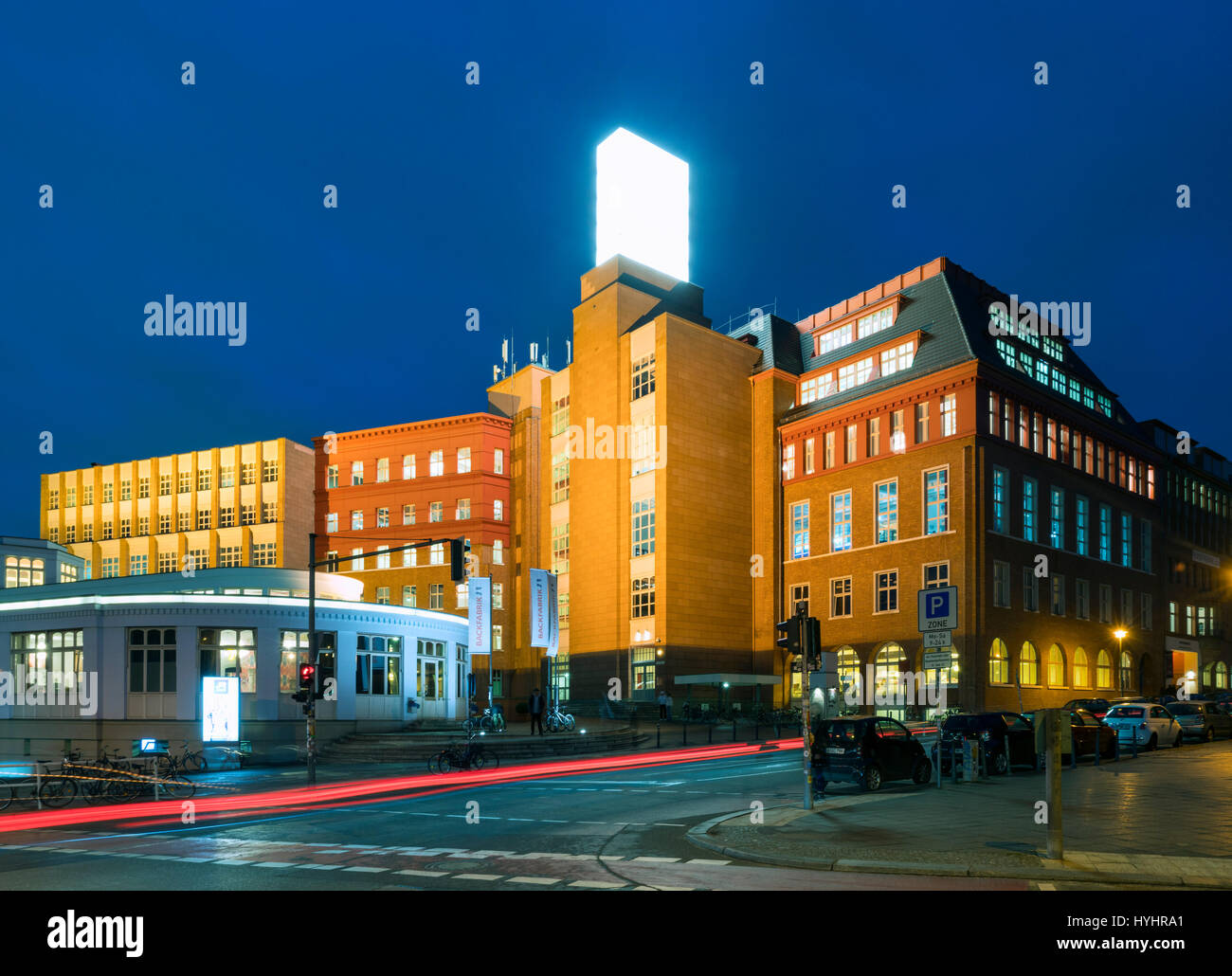 Vue de nuit sur Backfabrik contenant de nombreux bâtiments commerciaux aux entreprises en démarrage dans Mitte Berlin, Allemagne Banque D'Images