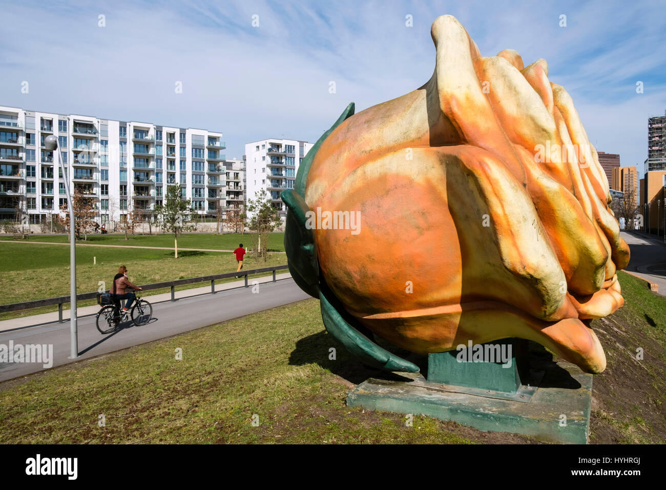Avis de Gleisdreieck Park avec sculpture à Berlin, Allemagne Banque D'Images