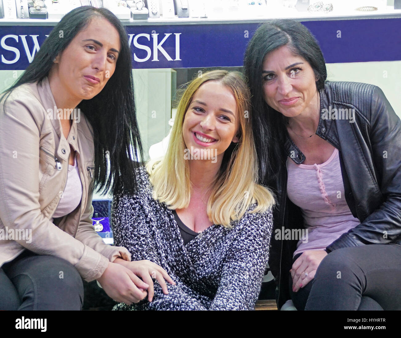 Trois femmes amis sur rue commerçante, Peja, Kosovo. Banque D'Images