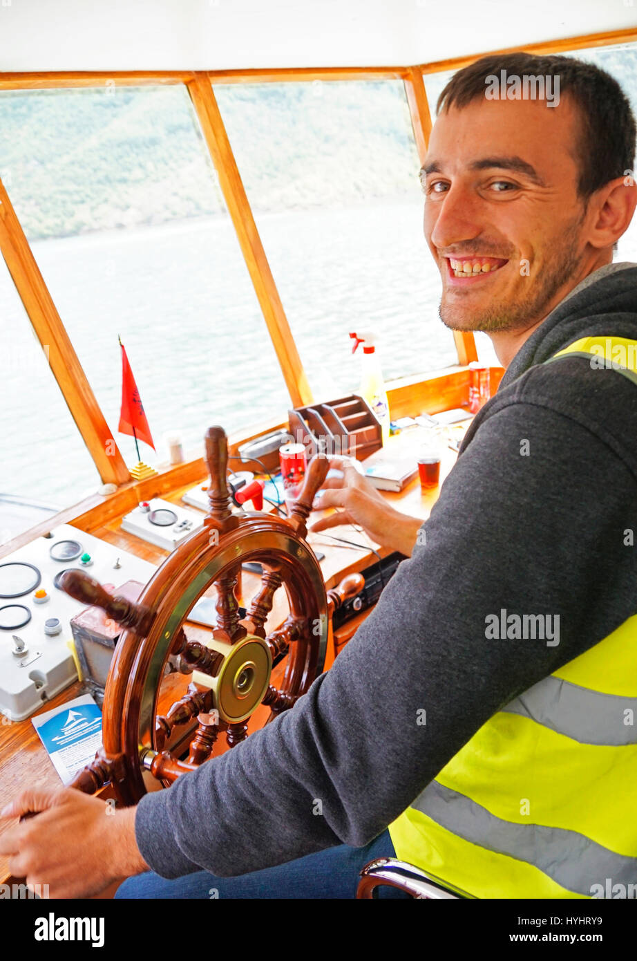 Pilote de ferry sur le lac Koman, Albanie. Banque D'Images