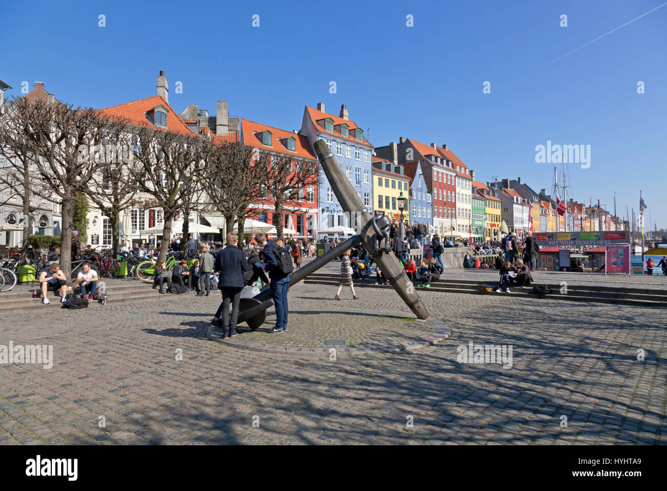 Les élèves au Mémorial Ancher dans Nyhavn, Copenhague, lors d'une journée ensoleillée au début d'avril. Nyhavn est un espace urbain populaire pour les touristes et les citoyens européens. Banque D'Images