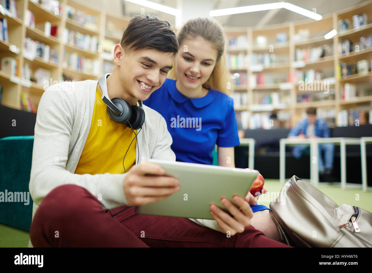 Smiling Students Using Tablet Banque D'Images