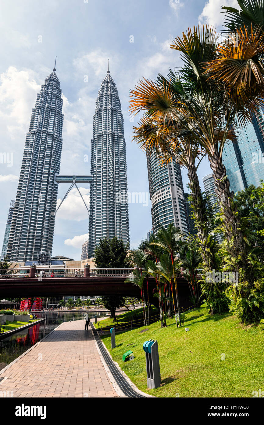 Les tours jumelles Petronas et le parc KLCC, Kuala Lumpur, Malaisie Banque D'Images