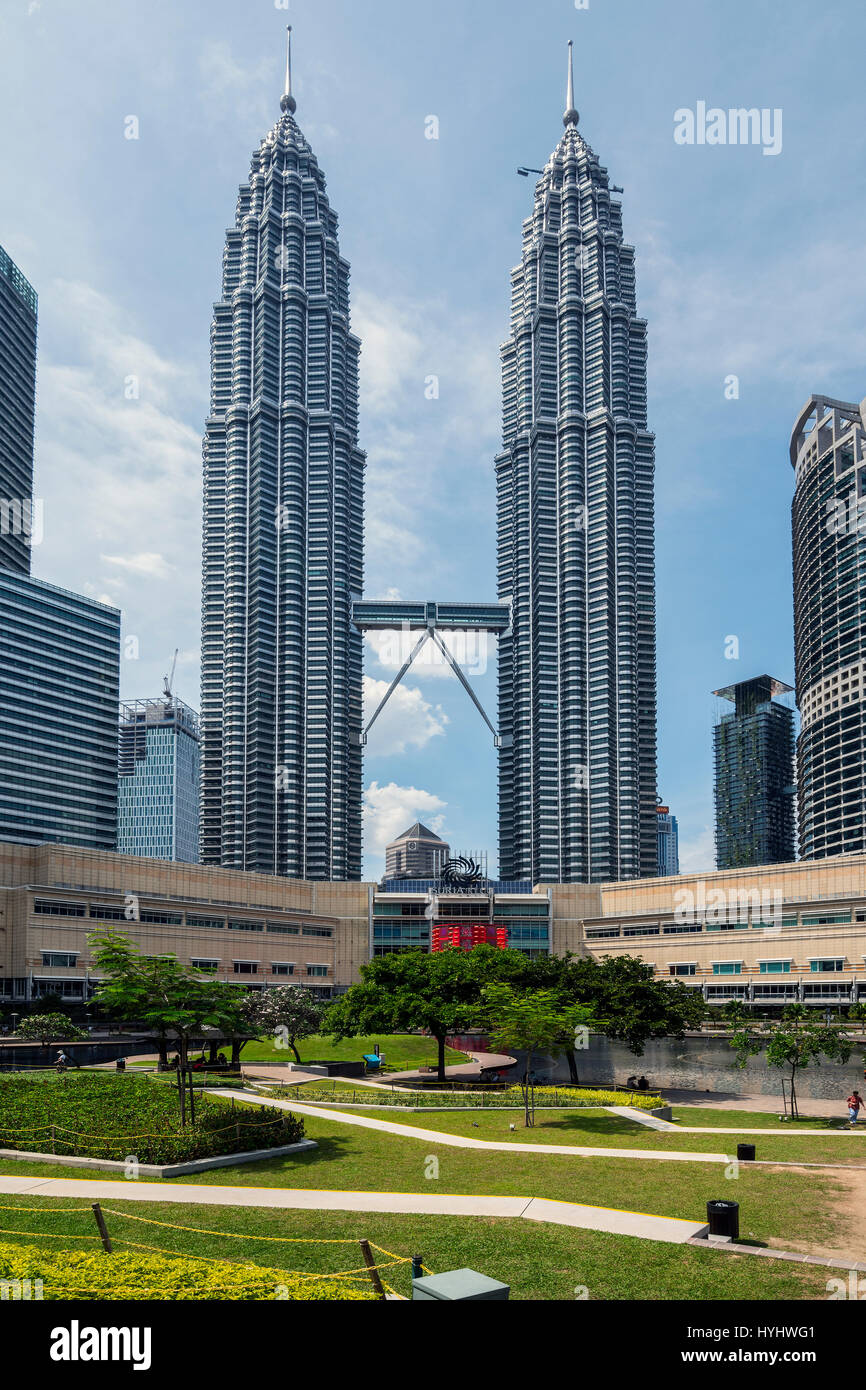 Les tours jumelles Petronas et centre commercial Suria KLCC, Kuala Lumpur, Malaisie Banque D'Images