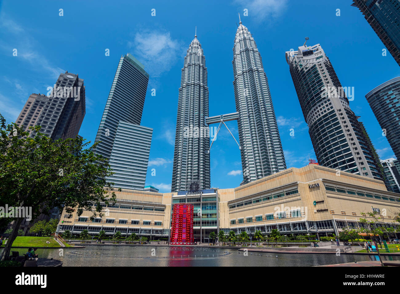 Les Tours Petronas et le centre commercial Suria KLCC, Kuala Lumpur, Malaisie Banque D'Images