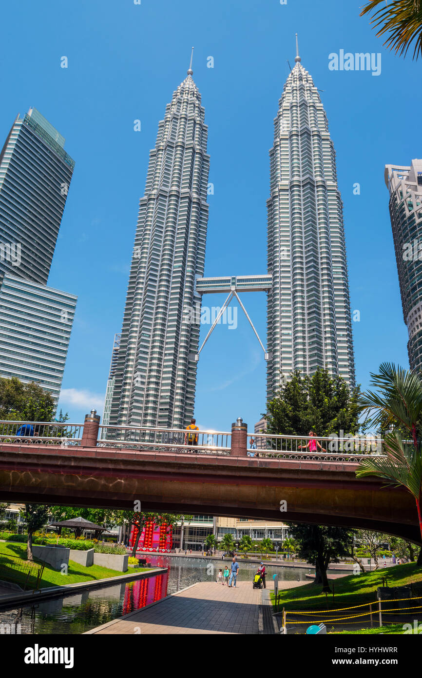 Les tours jumelles Petronas et le parc KLCC, Kuala Lumpur, Malaisie Banque D'Images