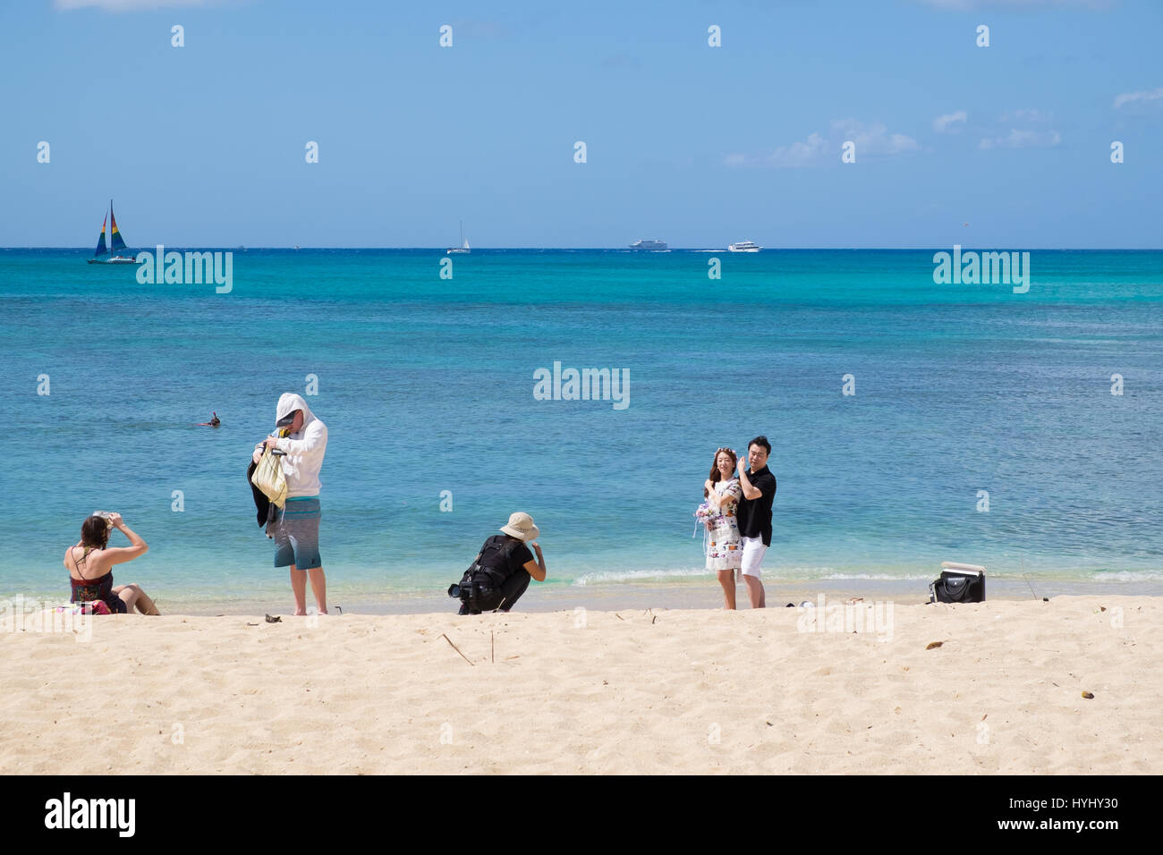 HONOLULU, Oahu, Hawaii - février 22, 2017 : fiancés photographié sur la plage de Waikiki avec la ville d'Honolulu dans l'arrière-plan de leur engageme Banque D'Images