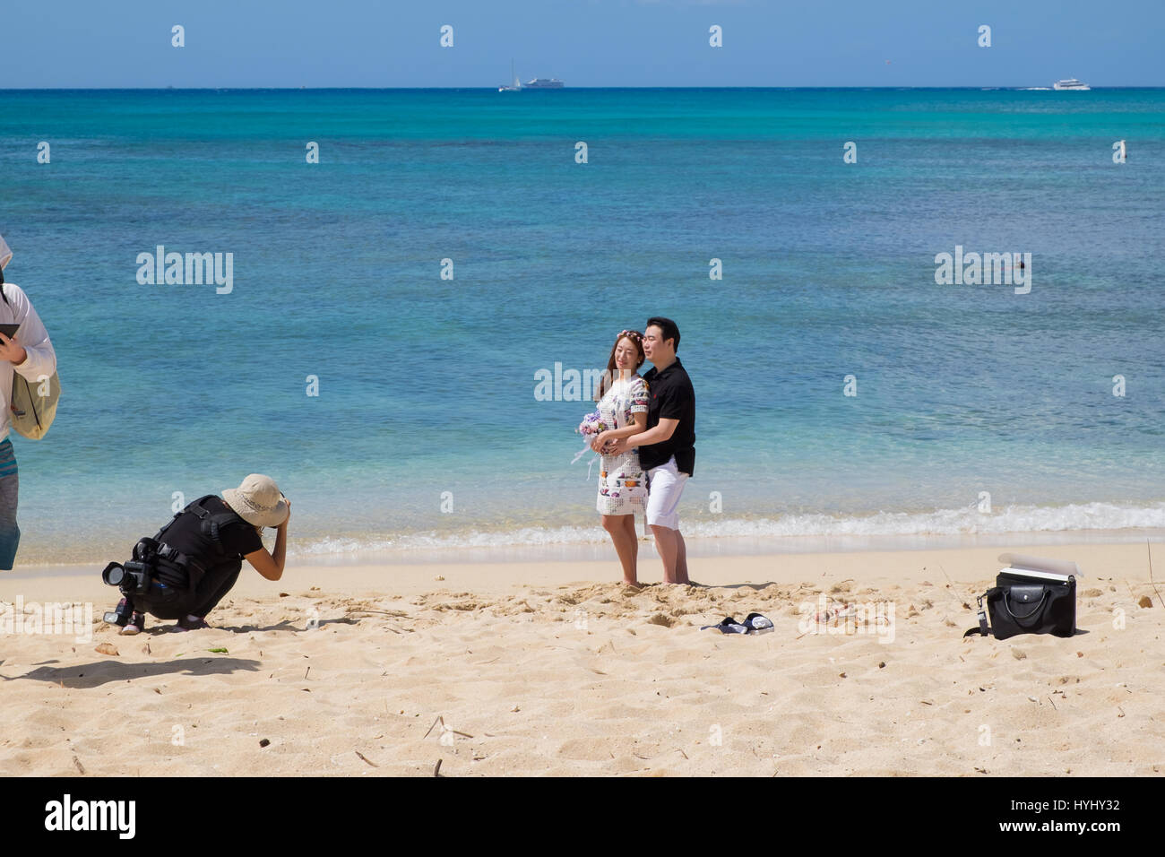 HONOLULU, Oahu, Hawaii - février 22, 2017 : fiancés photographié sur la plage de Waikiki avec la ville d'Honolulu dans l'arrière-plan de leur engageme Banque D'Images