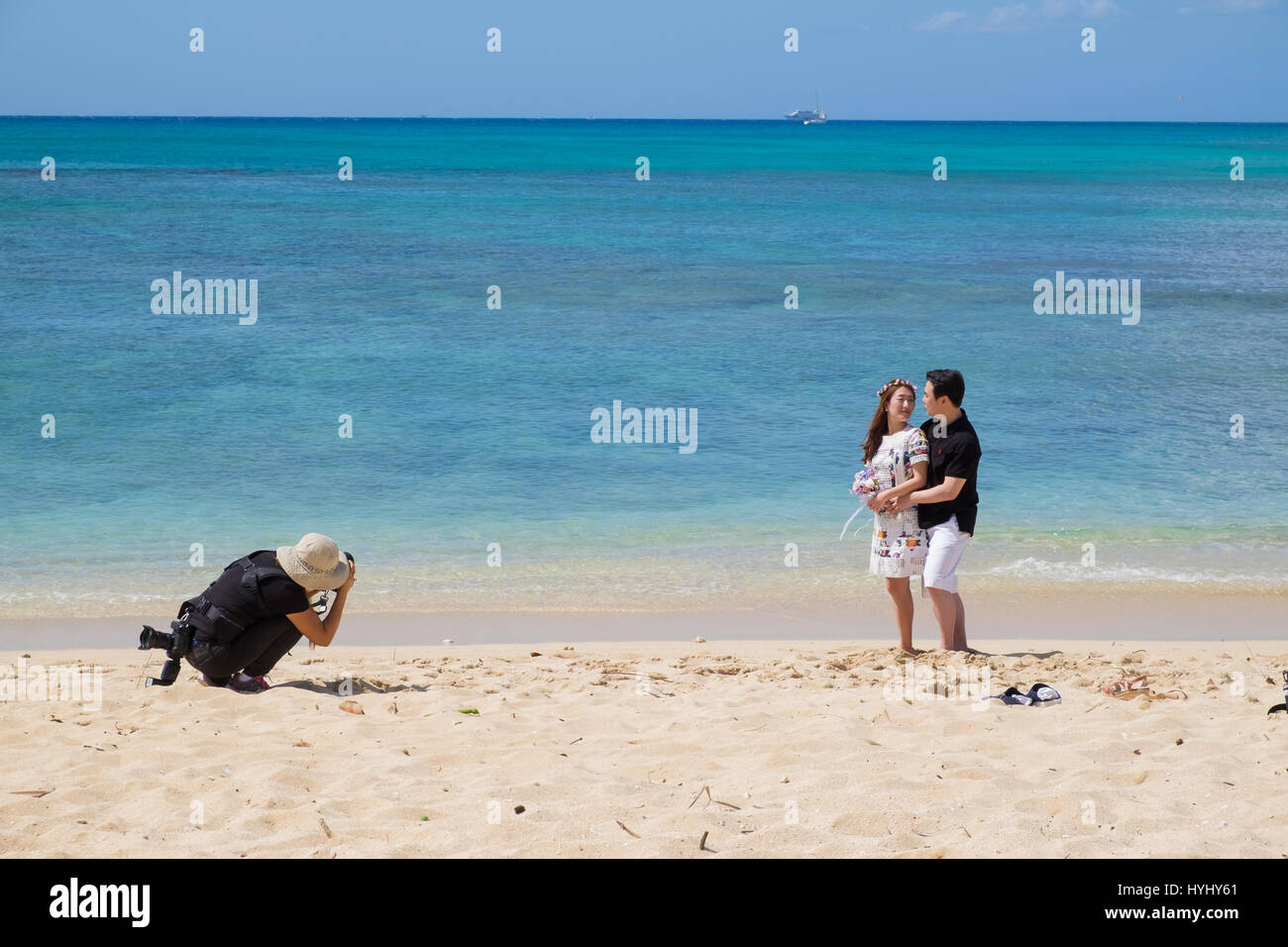 HONOLULU, Oahu, Hawaii - février 22, 2017 : fiancés photographié sur la plage de Waikiki avec la ville d'Honolulu dans l'arrière-plan de leur engageme Banque D'Images