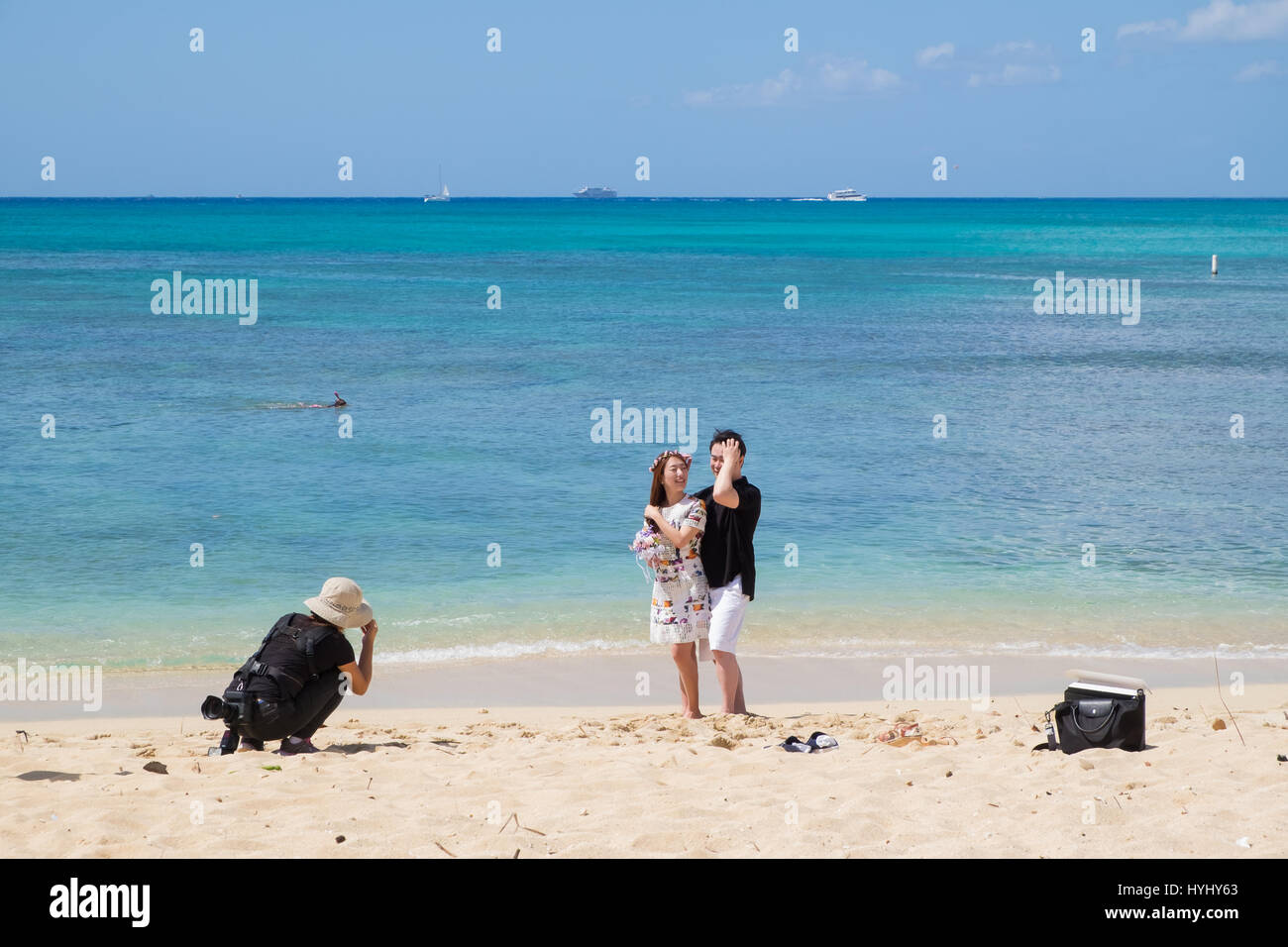 HONOLULU, Oahu, Hawaii - février 22, 2017 : fiancés photographié sur la plage de Waikiki avec la ville d'Honolulu dans l'arrière-plan de leur engageme Banque D'Images