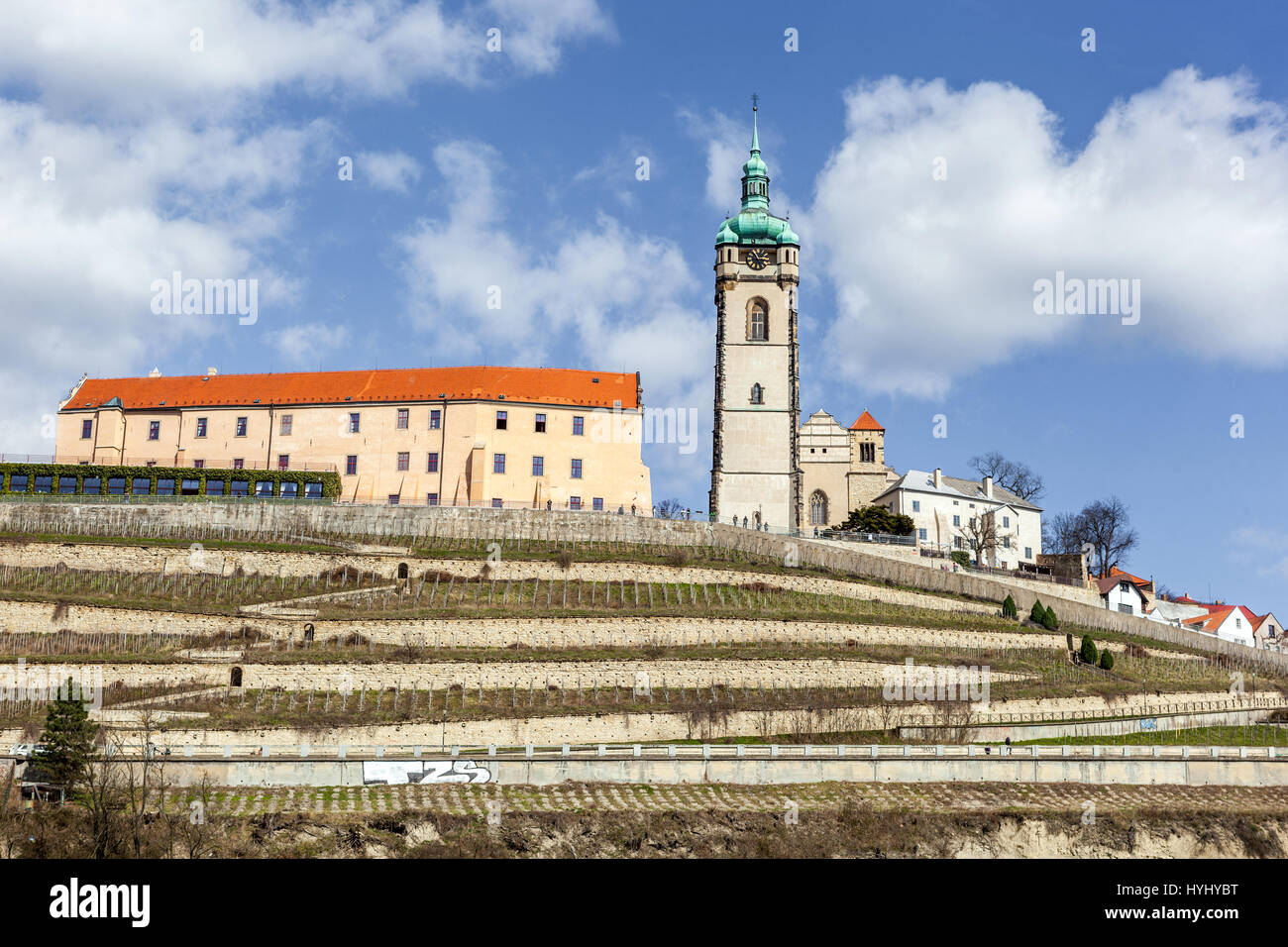 Paysage de Melnik République tchèque paysage historique, vue du château et de l'église des Saints Pierre et Paul sur une colline au-dessus des vignobles Banque D'Images