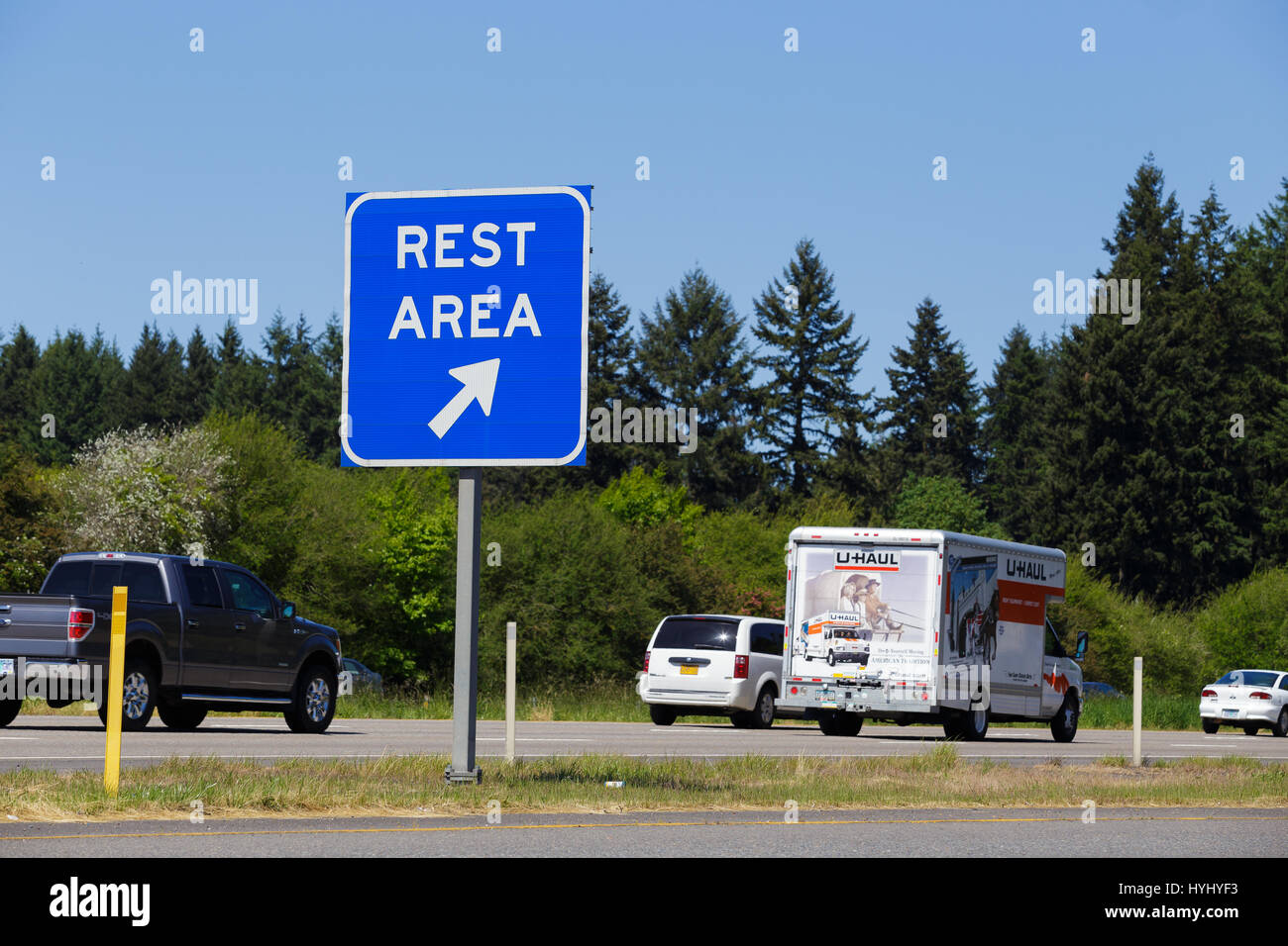 L'Interstate 5, ou - 7 mai 2015 : zone bleue reste à un point de connexion de l'autoroute sortie publique avec des véhicules passant par en arrière-plan. Banque D'Images