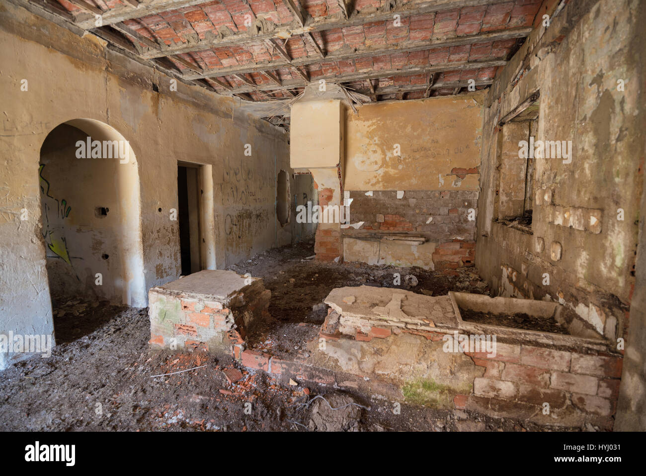 Intérieur de maison en ruine Banque D'Images