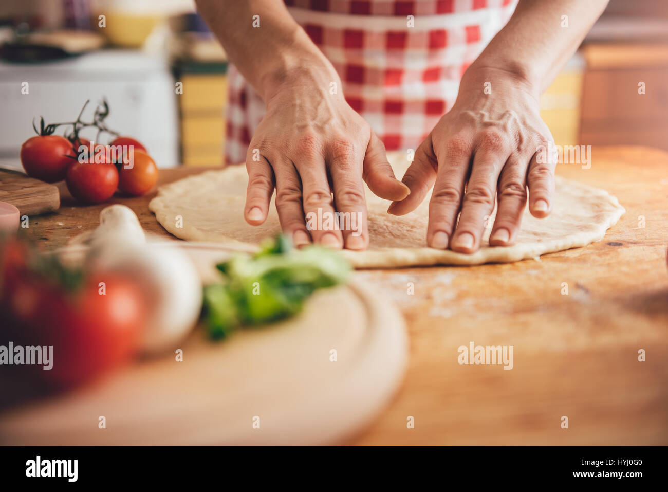 Woman preparing pizza dans la cuisine Banque D'Images