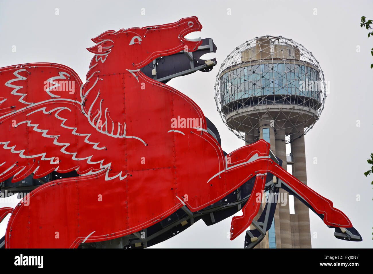 L'emblématique cheval volant 'Pegasus' s'assit sur le dessus de l'édifice dans le centre-ville de Dallas Magnolia pendant 60 ans avant d'être restauré à l'Omni Hotel Plaza. Banque D'Images